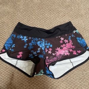 EUC lululemon speed shorts 2.5 inseam size 4